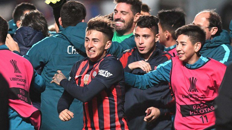 El festejo de los jugadores de San Lorenzo con el arquero por la clasificación angustiosa.