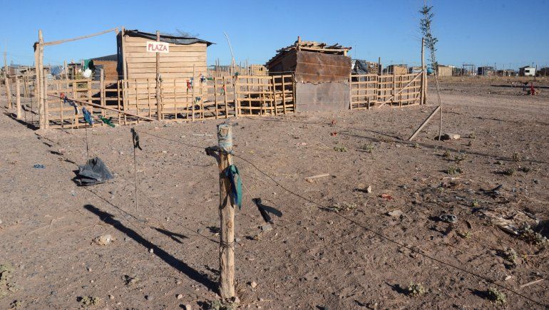 La plaza de la toma tiene un arbolito y un cartel que la identifica como espacio público.