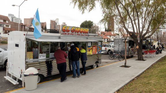 El primer carro gastronómico se instaló en la Plaza de la Mujer.