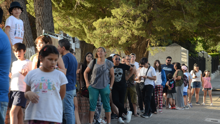 En 7 fotos, la extensa fila en un kiosco para conseguir figuritas del Mundial