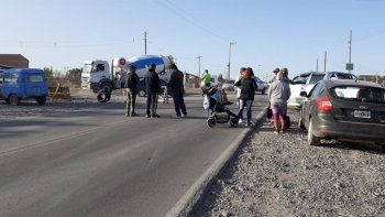 Vecinos de asentamientos cortan calle por falta de agua