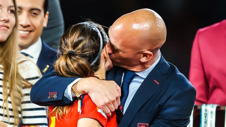 El beso sin consentimiento que opacó el triunfo de España