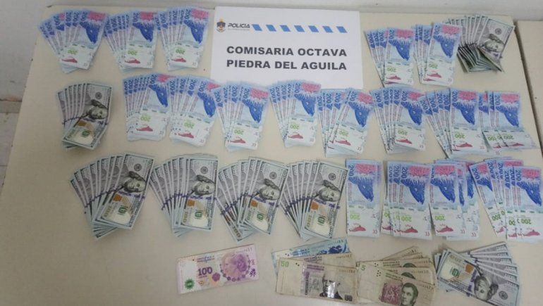 Piedra del Águila: cargó nafta y descubren que tenía miles de dólares y pesos falsos