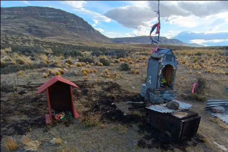 El punto de devoción al Gauchito Gil, a la vera de la ex ruta 11, en el acceso a El Calafate. El punto de devoción al Gauchito Gil, a la vera de la ex ruta 11, en el acceso a El Calafate.