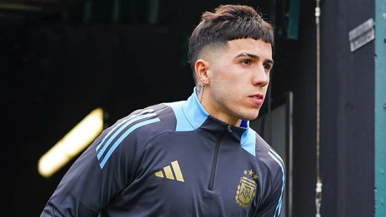 Cuánto cuesta el exclusivo bolso Louis Vuitton que Enzo Fernández llevaba a la concentración de Argentina