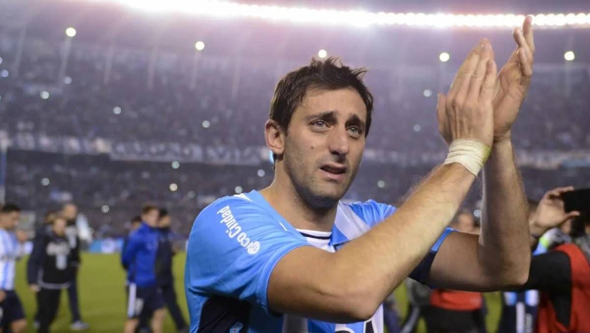 Escándalo en Racing: los picantes carteles a favor de Diego Milito que aparecieron en Avellaneda