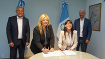 La senadora julieta Corroza y la diputada nacional Karina Maureria firmando el proyecto de ley La senadora julieta Corroza y la diputada nacional Karina Maureria firmando el proyecto de ley