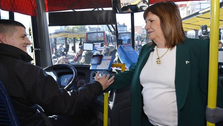 Patricia Bullrich quiso tomar un colectivo pero no tenía saldo en la SUBE.