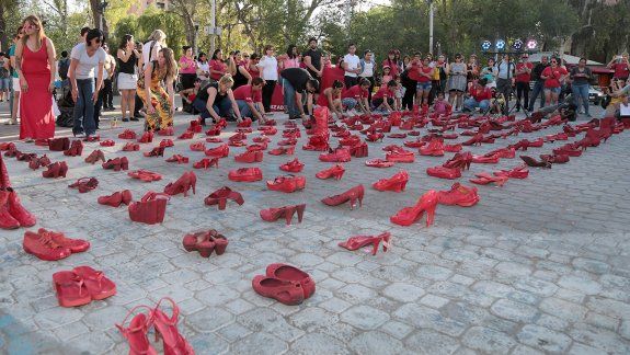¿Por qué hubo una invasión de zapatos rojos en el Monumento?