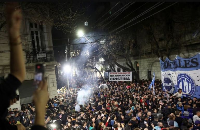 Una multitud se concentró frente a su casa en el barrio porteño de Constitución, lugar en el que solicitó.