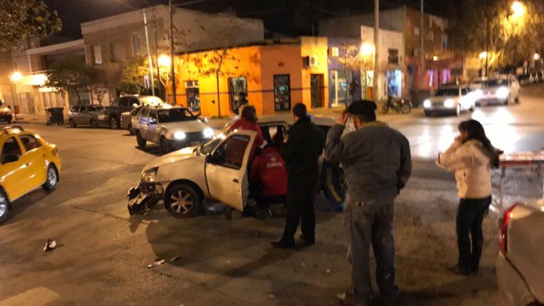 Espectacular choque en pleno centro: un joven resultó herido