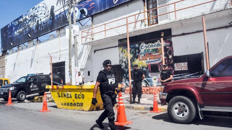 La Policía de Seguridad Aeroportuaria (PSA) delimita el acceso al boliche sobre calle Primeros Pobladores.
