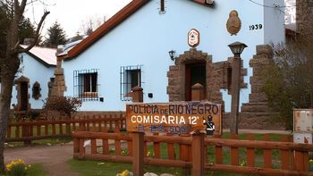 La oficial de la Policía rionegrina denunció a su jefe por malos tratos. Ambos cumplen servicio en la Comisaría 12 de El Bolsón. | LM Neuquen La oficial de la Policía rionegrina denunció a su jefe por malos tratos. Ambos cumplen servicio en la Comisaría 12 de El Bolsón.