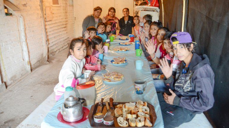 El objetivo es que los chicos puedan tomar la leche cuando salen de la escuela y sacarlos de la calle.