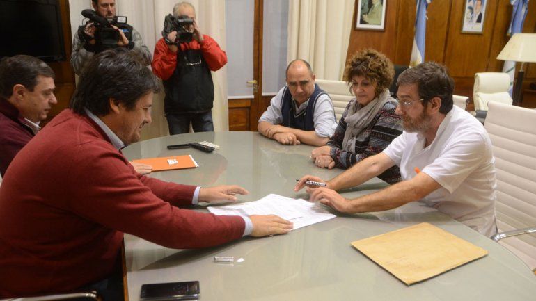 La Provincia firmó los acuerdos ayer por la mañana en la Gobernación.