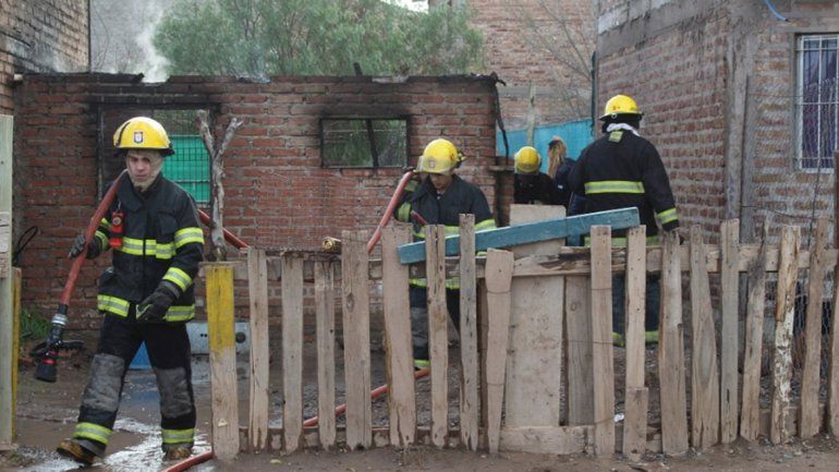 Centenario: se incendió su casa y quedaron con lo puesto