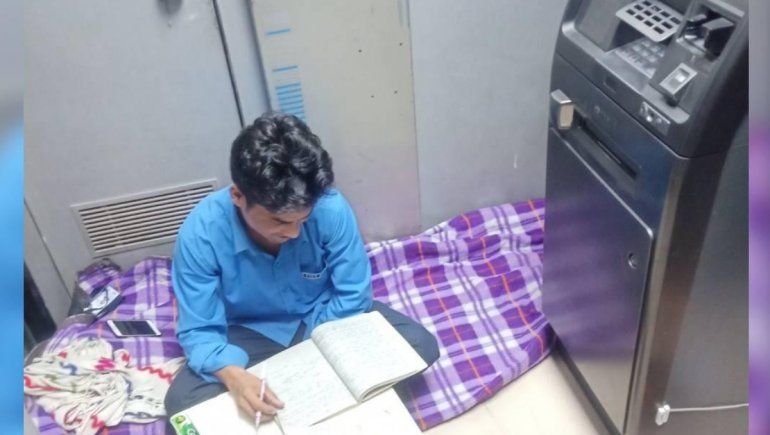 Viral en Facebook: vigilante estudia dentro de un cajero automático