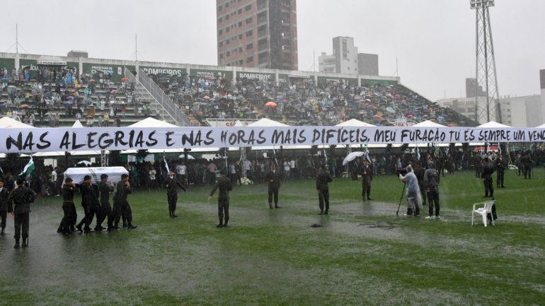 Brasil les dijo adiós entre lágrimas a los campeones