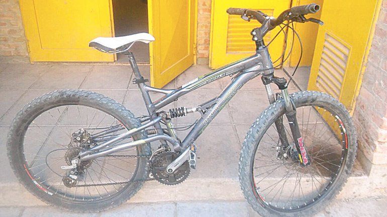 La bicicleta de competición que fueron a recuperar con una pistola 9 mm.