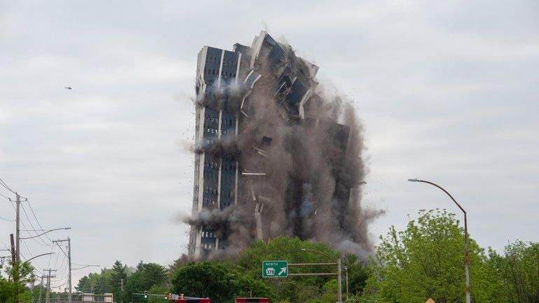 Derrumban un icónico edificio en EE.UU.