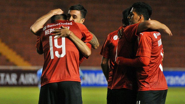 El Rojo ganó en Perú y avanza en la Copa