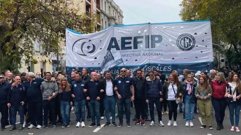 Paro de trabajadores de AFIP en repudio a su disolución