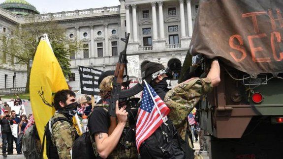 Hombres armados copan el Capitolio de Michigan