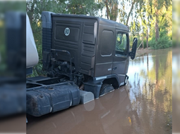 El camión de un vecino quedó atrapado en el agua. El camión de un vecino quedó atrapado en el agua.