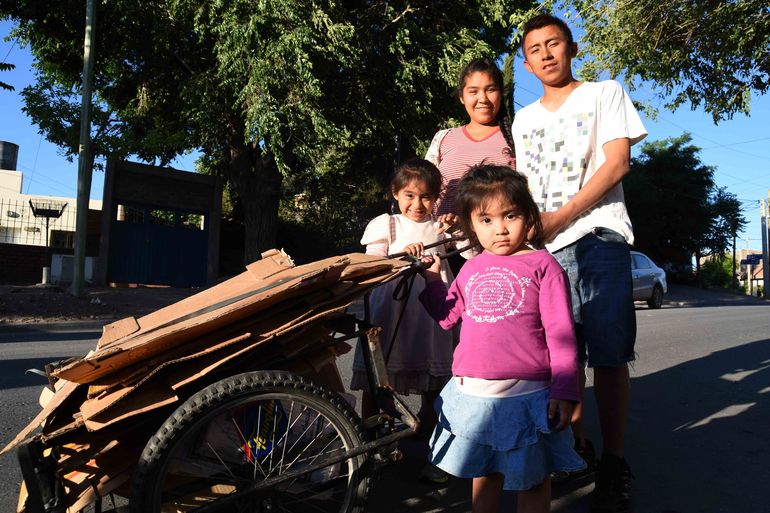 Desde hace varios años, los hijos junto a sus padres recorrían todos los días las calles de la ciudad para juntar cartones, botellas de plástico, papeles y cualquier otro material que pudieran vender para afrontar la economía familiar. En el incendio, el fuego consumió el carro.