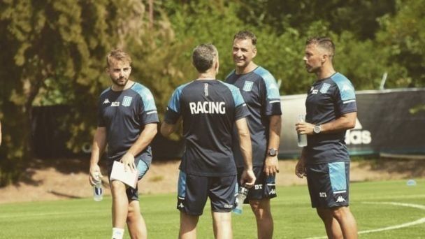 Juan Antonio Pizzi junto al cuerpo técnico de Racing.