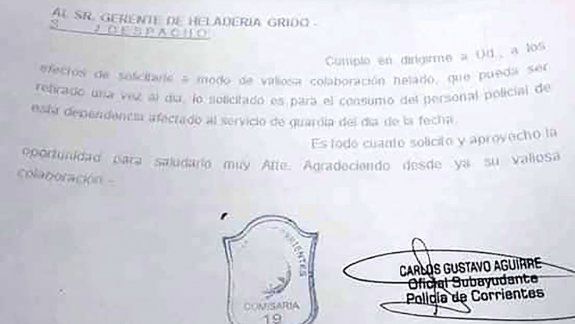 Echan a un policía que pidió un kilo de helado por día