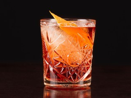 El cocktail americano se prepara con ingredientes italianos y se sirve de un vaso Old Fashioned . El cocktail americano se prepara con ingredientes italianos y se sirve de un vaso Old Fashioned .