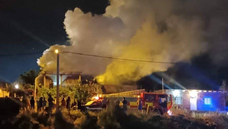 Centenario: voraz incendio dejó a una familia con lo puesto