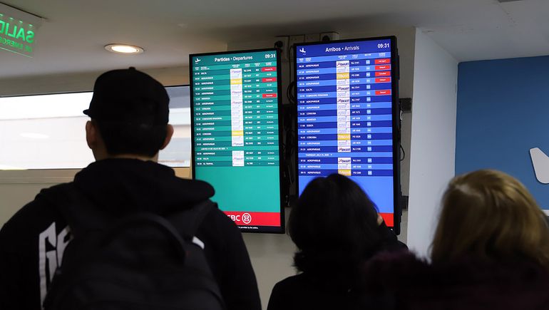 Más de 70 vuelos cancelados y reprogramados por paro de controladores: qué horario estará afectado