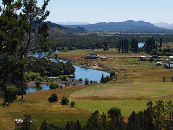 Cholila, un pueblo de La Patagonia de apenas 2.000 habitantes con pasado de leyenda y muchas maravillas naturales para ofrecer. Cholila, un pueblo de La Patagonia de apenas 2.000 habitantes con pasado de leyenda y muchas maravillas naturales para ofrecer.