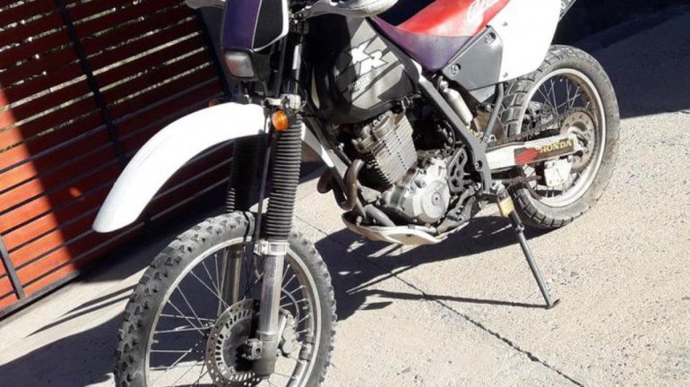 Le robaron la moto y ahora los ladrones lo amenazan