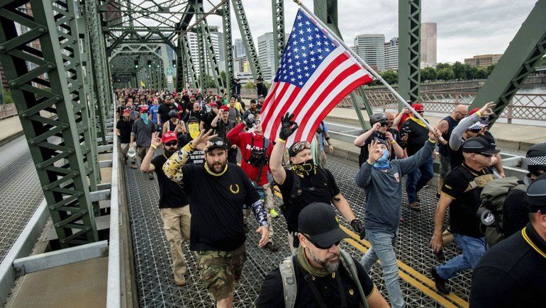 Grupos de derecha y antifascistas, a las piñas en EE.UU.