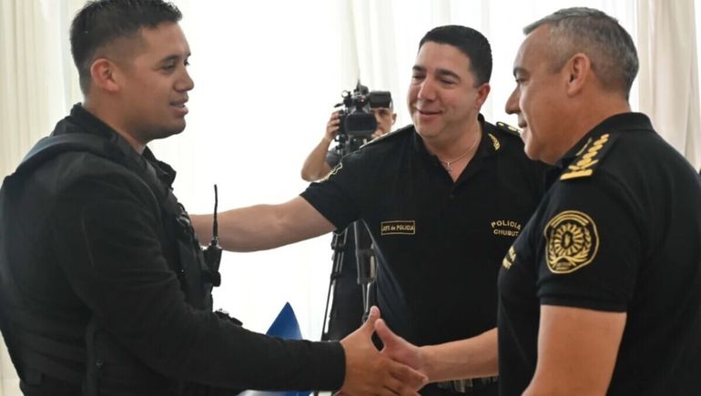 Fernando Trinidad, policía de Chubut condecorado por salvar al médico Pablo de Mónaco. Fernando Trinidad, policía de Chubut condecorado por salvar al médico Pablo de Mónaco.