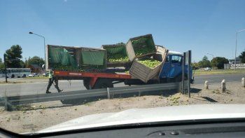 un camion que llevaba peras perdio su carga sobre la ruta 22 un camion que llevaba peras perdio su carga sobre la ruta 22