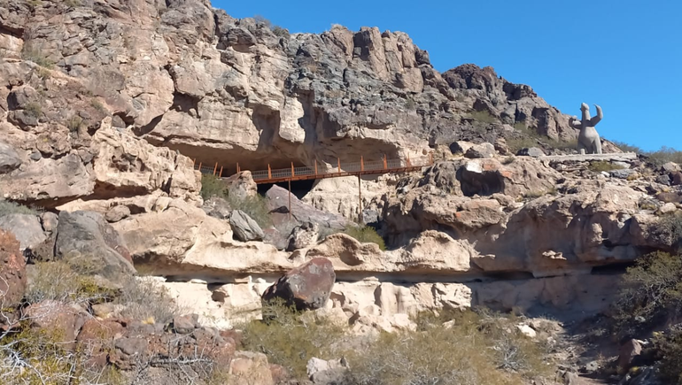 La cueva Huenul es un importante sitio arqueológico que es azotado por el vandalismo.