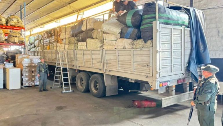 El camión fue detenido en la Autopista 9 durante un control vial y transportaba mercadería sin respaldo aduanero.