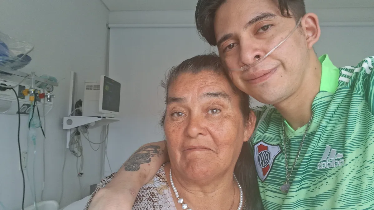 Rodrigo junto a su mamá.