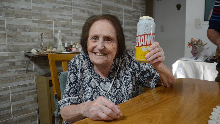 La abuela neuquina de 100 años que se hizo viral por tomar cerveza