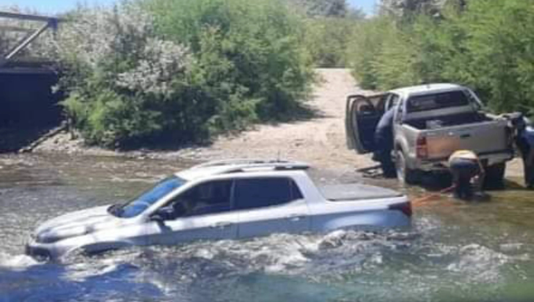 Por una sombra, quedó varada en el medio del río con su hijo de 3 años y tuvo que ser rescatada