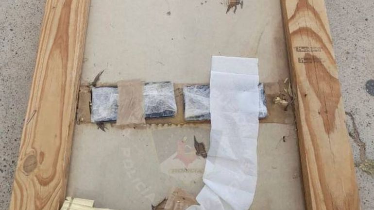 Los celulares estaban prolijamente adheridos con cinta para evitar que los penitenciarios los encontraran.