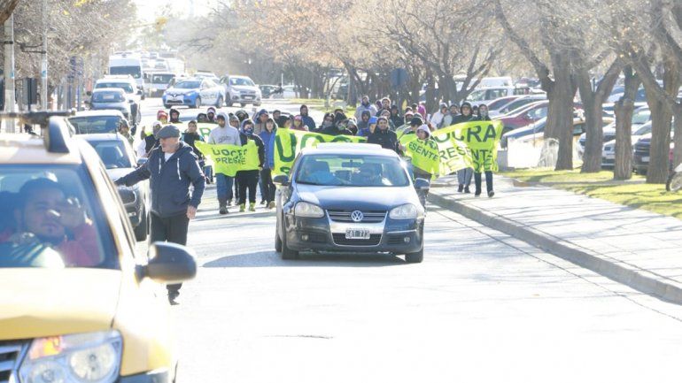 Trabajadores de la Uocra marchan por el centro de la ciudad hacía Casa de Gobierno