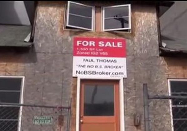 No quiso vender su casa y construyeron un shopping alrededor