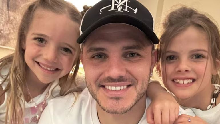 Mauro Icardi junto a sus hijas.