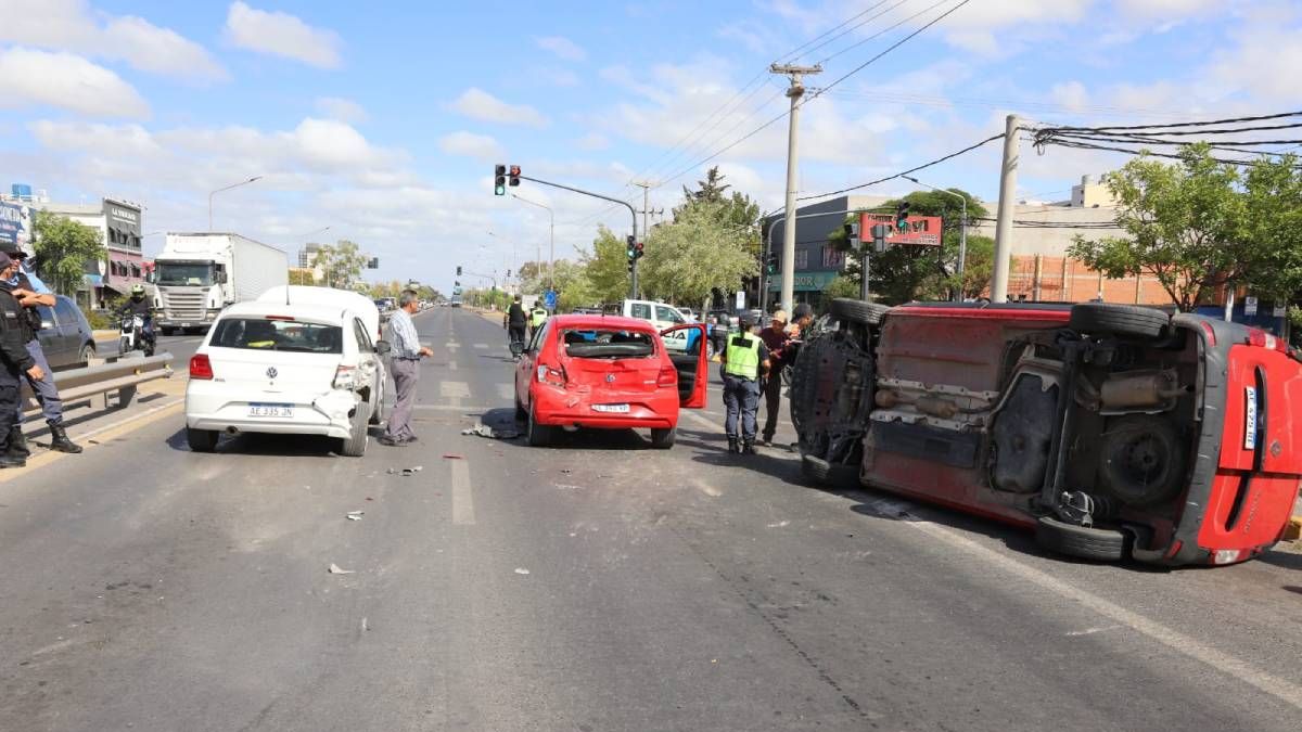 Fuerte choque en cadena y vuelco en plena Avenida Mosconi: un conductor ...