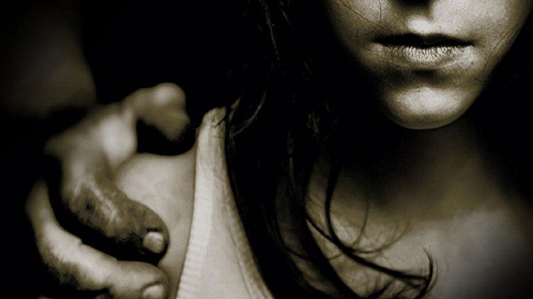 El aberrante hecho ocurrió en un paraje de Santiago del Estero. El abusador fue detenido; su madre